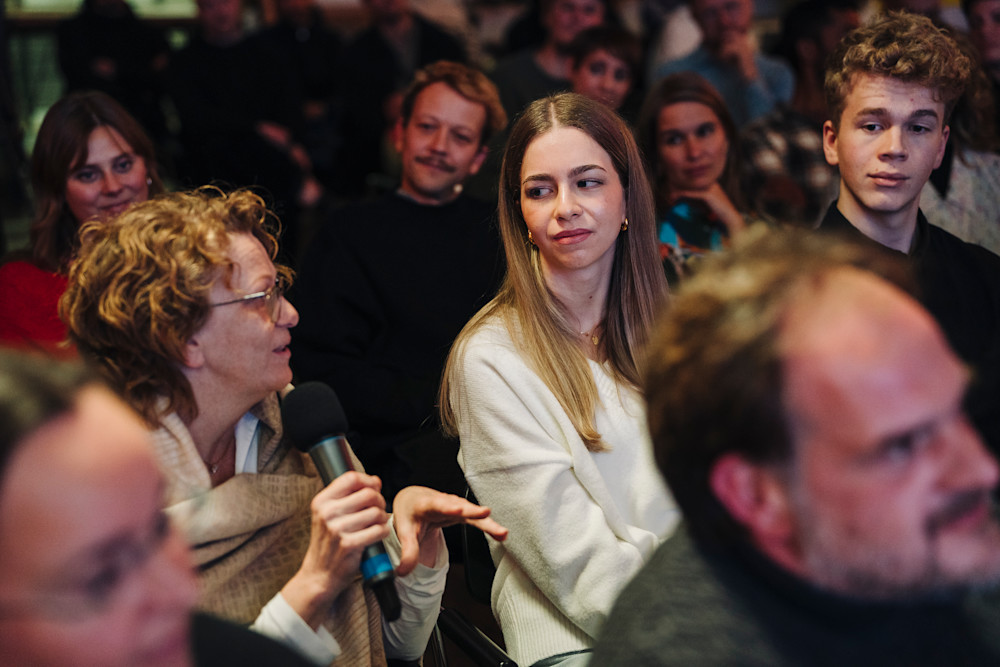 Gewinnerin Olga mit ihren Kindern im Publikum.