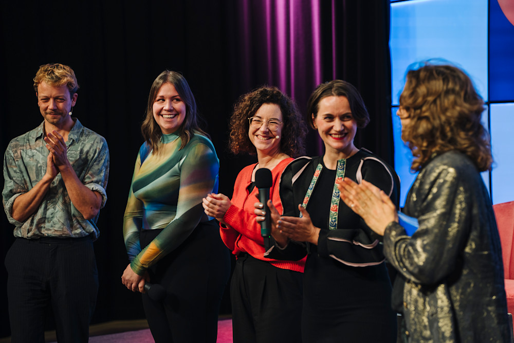 Micha, Franzi, Kirsten, Klara und Jannes vor der Bühne im Gespräch.