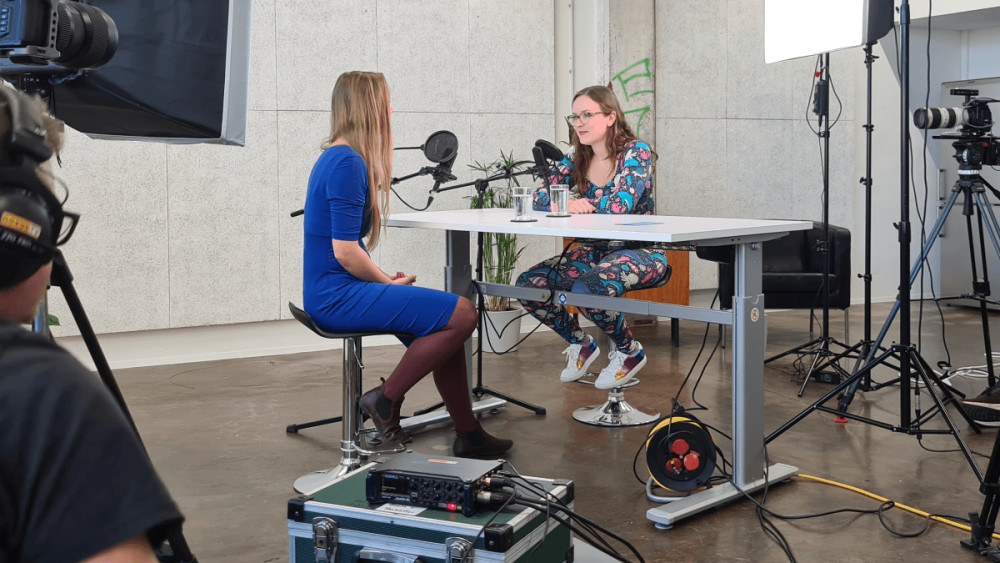 Blick hinter die Kulissen: So sieht es aus, wenn Helene Bockhorst (rechts) und Susann Fiedler eine Folge unseres Podcasts aufzeichnen.