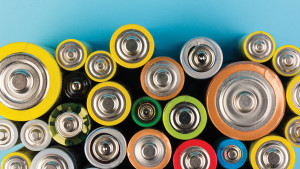 Mehrere Batterien liegen übereinander gestapelt vor einem blauen Hintergrund