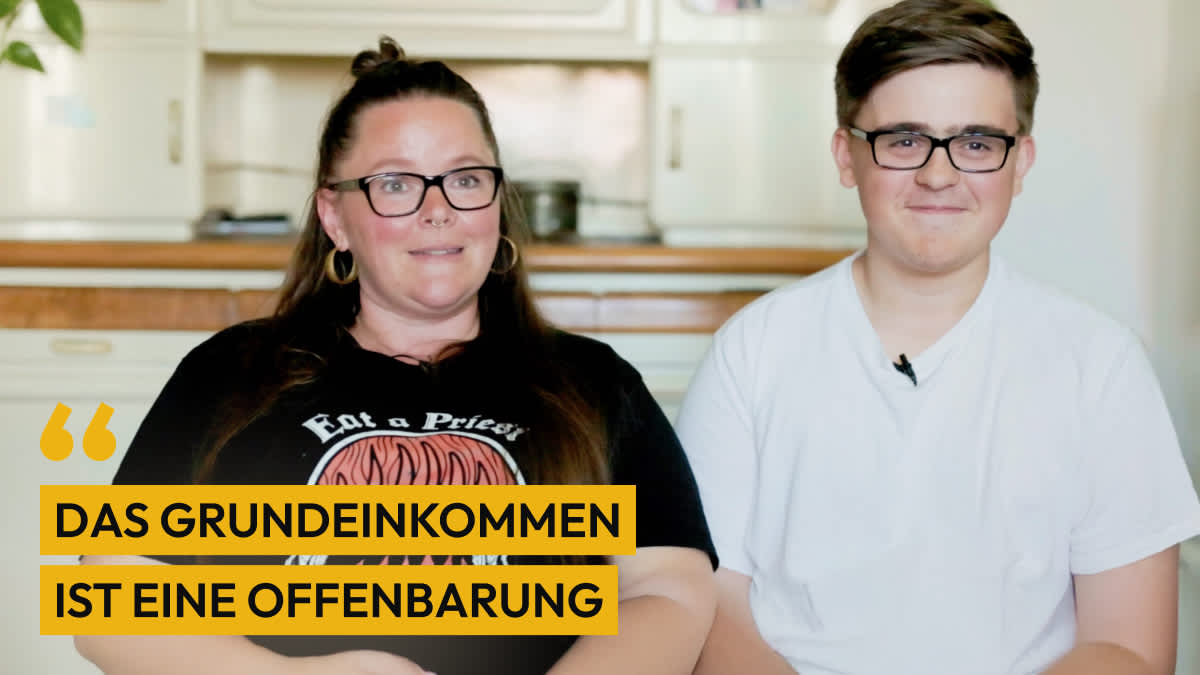 Mutter Lisa und Sohn Max sitzen vor einem Schrank. Das Bild ist durch ein Zitat ergänzt: "Das Grundeinkommen hat mich zufriedener, glücklicher und ruhiger gemacht."