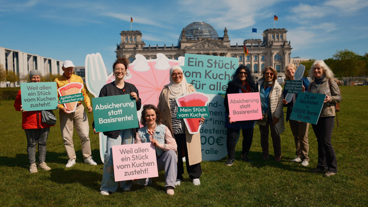 Vor dem Bundestag demonstrieren Menschen gegen die politische Demontage der gesetzlichen Altersvorsorge.