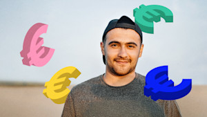 Ein Mann mit Baseball-Cap auf dem Kopf steht vor einer unscharfen Landschaft. Um ihn herum fliegen vier bunte Euro-Zeichen.
