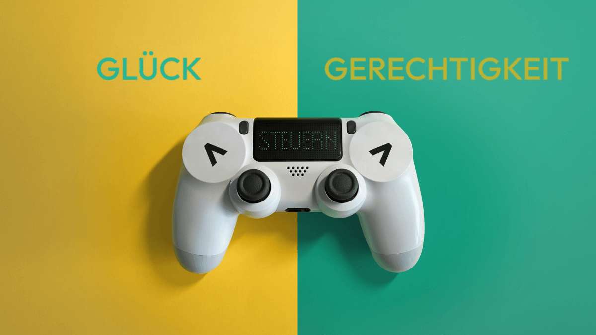 Das Joy-Pad einer Spielkonsole vor gelb-grünem Hintergrund. Auf der linken Seite steuert man dem Schriftzug zufolge in Richtung Glück, nach rechts geht's gen Gerechtigkeit.