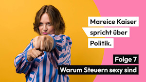 Journalistin Mareice Kaiser vor einem pink-gelben Hintergrund - in kämpferischer Pose, mit ausgestreckter Faust.