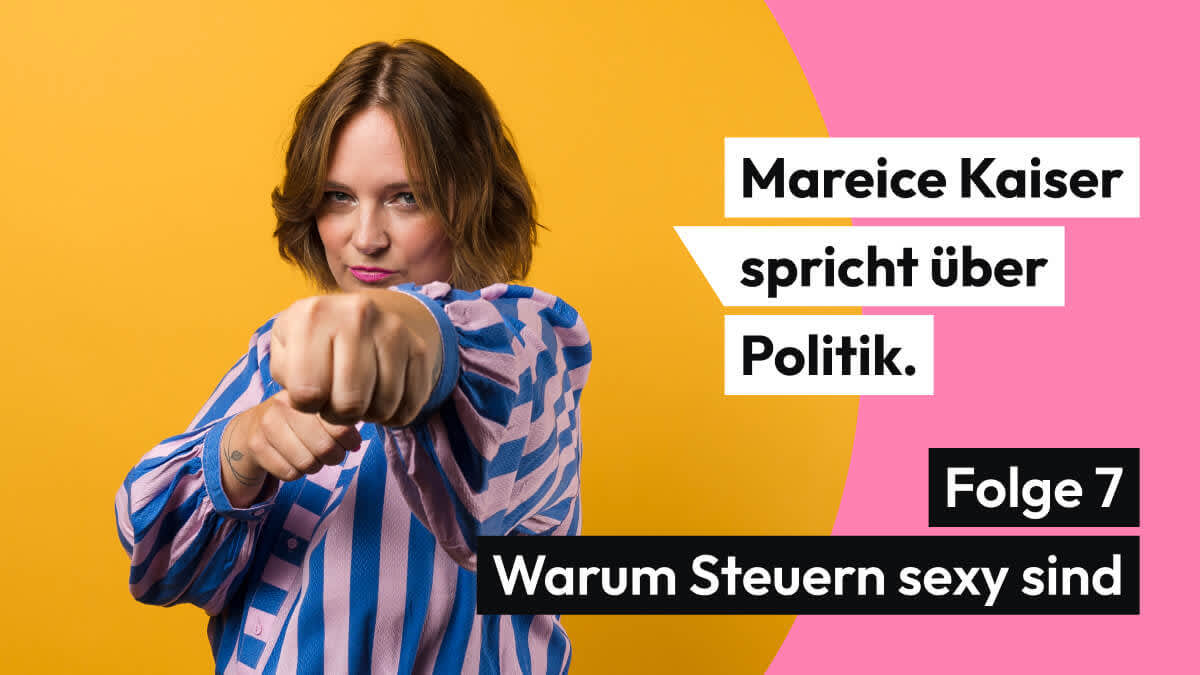 Journalistin Mareice Kaiser vor einem pink-gelben Hintergrund - in kämpferischer Pose, mit ausgestreckter Faust.