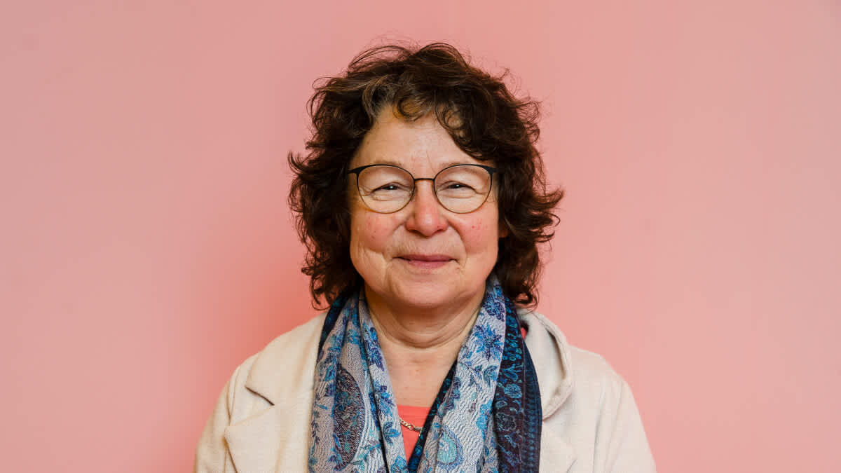 Porträtfoto von Grundeinkommensgewinerin Luzia vor pinkem Hintergrund