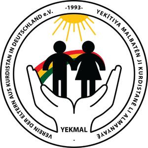 Logo von Yekmal e.V., es ist rund, im äußeren Kreis steht: Verein der Eltern aus Kurdistan in Deutschland e.V. -1993- Yekîtiya Malbatên ji Kurdistanê li Almanya. In der Mitte steht yekmal, darüber sind zwei Hände, die zwei Personen zeigen, dahinter ein Regenbogen und darüber eine Sonne