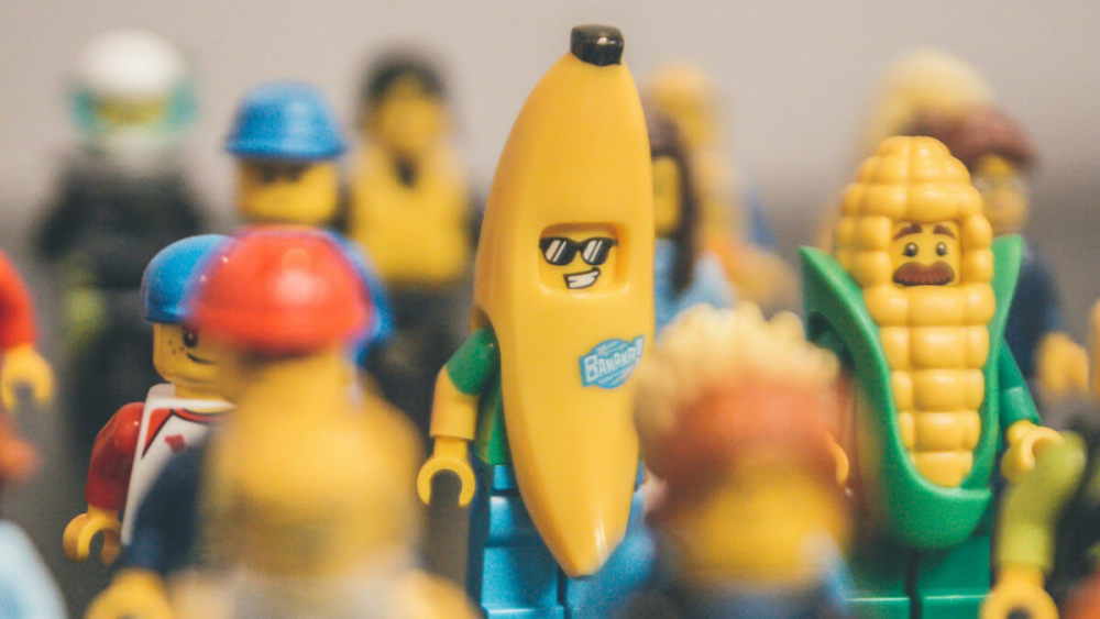 Zwei Lego-Figuren sind verkleidet als eine Banane und ein Maiskolben.