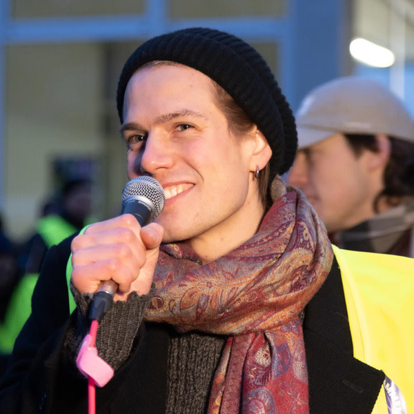 Ein Porträt der Klimaktivist*in Mika Felix Schachenmayr