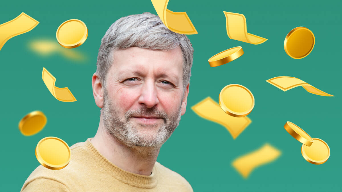 Der Philosoph Prof. Dr. Christian Neuhäuser in deinem goldenen Geldregen vor grünem Hintergrund