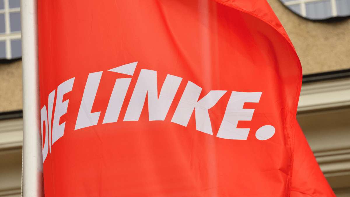 Parteilogo "Die Linke" auf einer roten Fahne