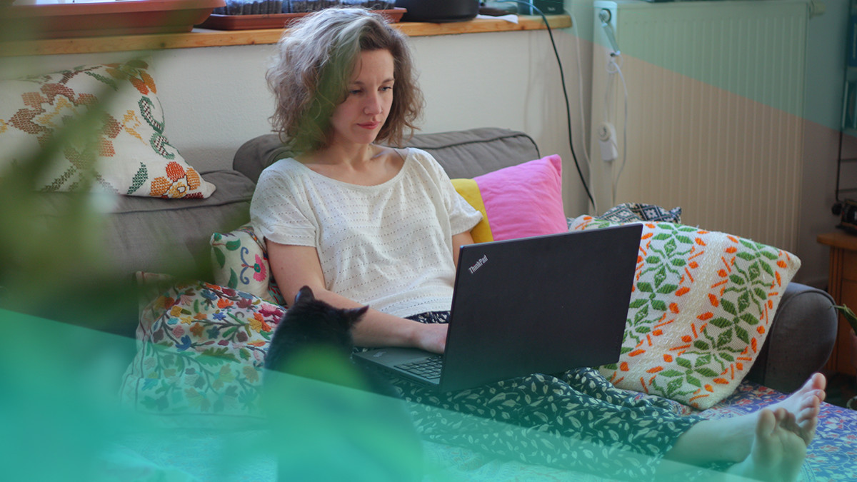 Gastautorin Leonie sitzt mit ihrem Laptop auf einem Sofa