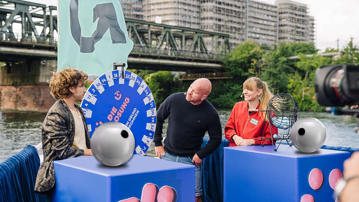 Christina Strohm, Ricardo Lange und Jannes Börgerding bei der Verlosung auf dem Main