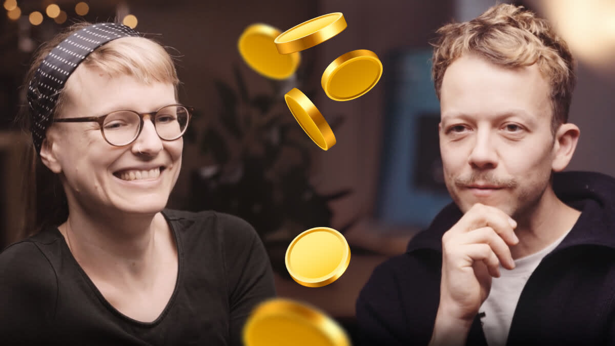 Doro und Micha von mein Grundeinkommen im Gespräch, zwischen ihnen fallen Goldmünzen von oben nach unten herab