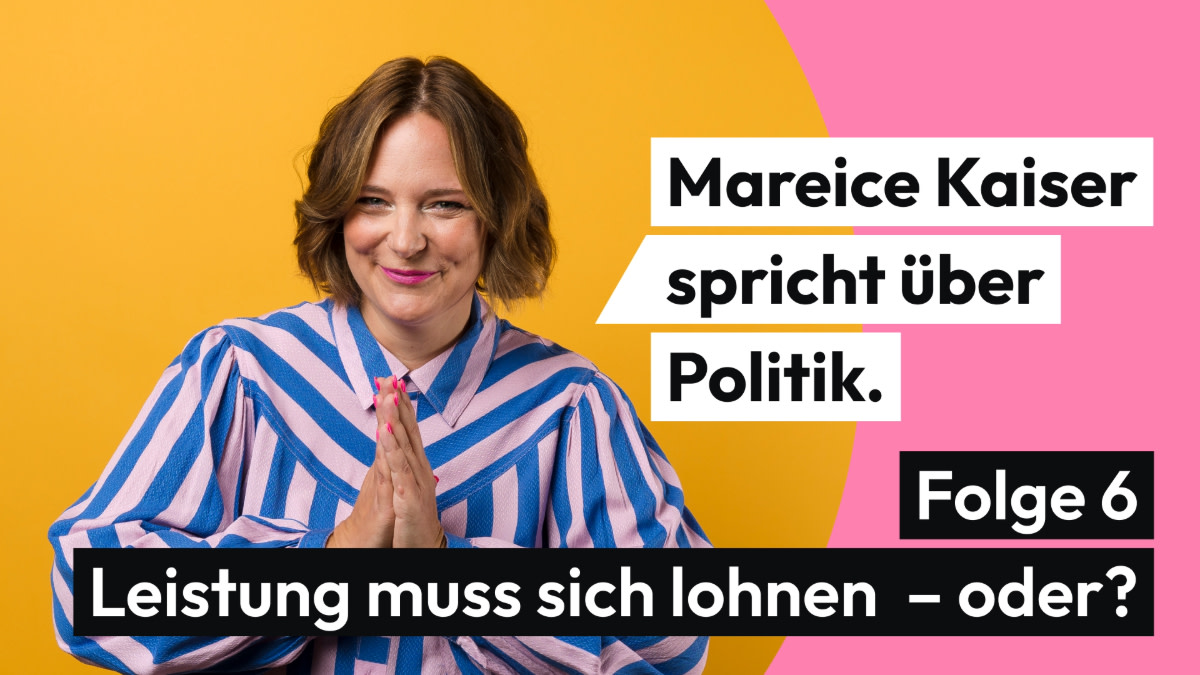 Autorin Mareice Kaiser lächelnd vor einem gelb-pinken Hintergrund. Darüber der Schriftzug: Mareice Kaiser spricht über Politik. Folge 6: Leistung muss sich lohnen - oder?