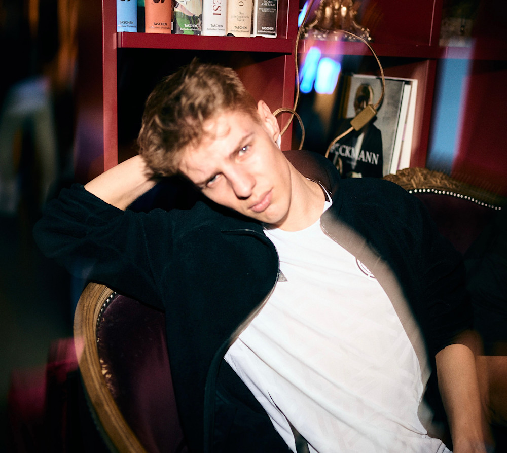 Porträt von TikTok-Star Levi Penell auf einem Stuhl.