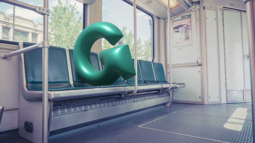 Ein grünes G sitzt in der S-Bahn.