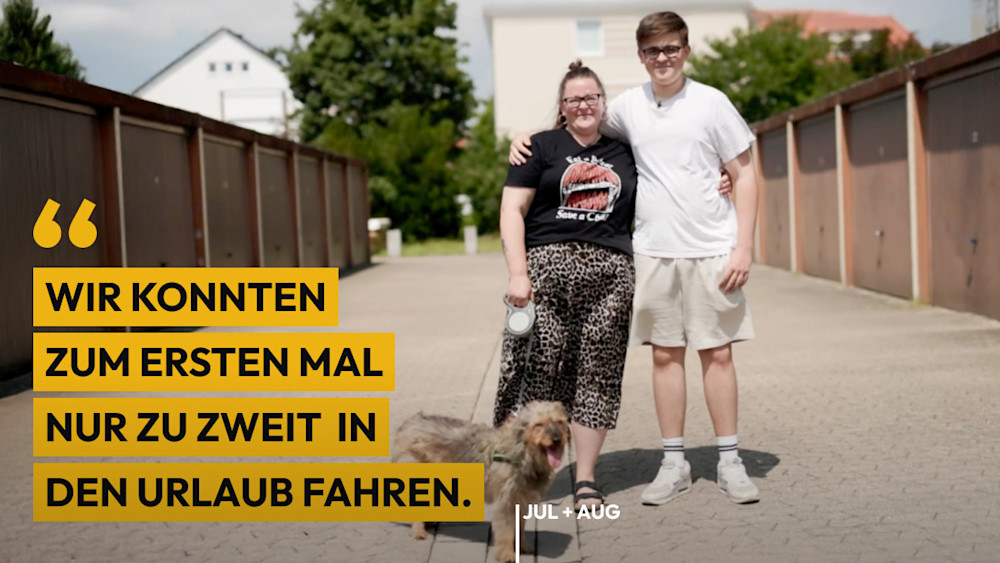Eine Frau und ihr Sohn stehen mit ihrem Hund auf einem Garagenhof. Im Vordergrund steht ein Zitat: 