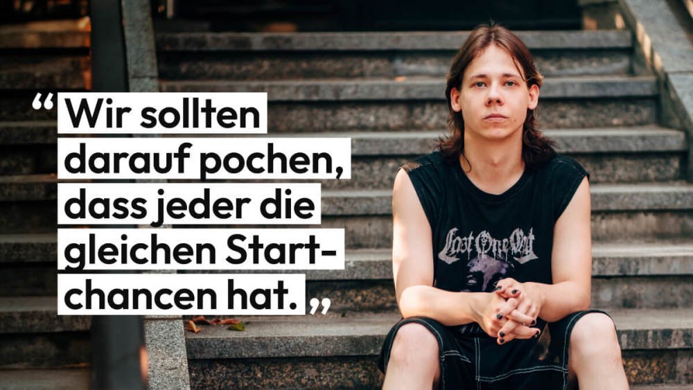 Kyo aus Dresden sitzt auf einer Treppe. Er sagt: 