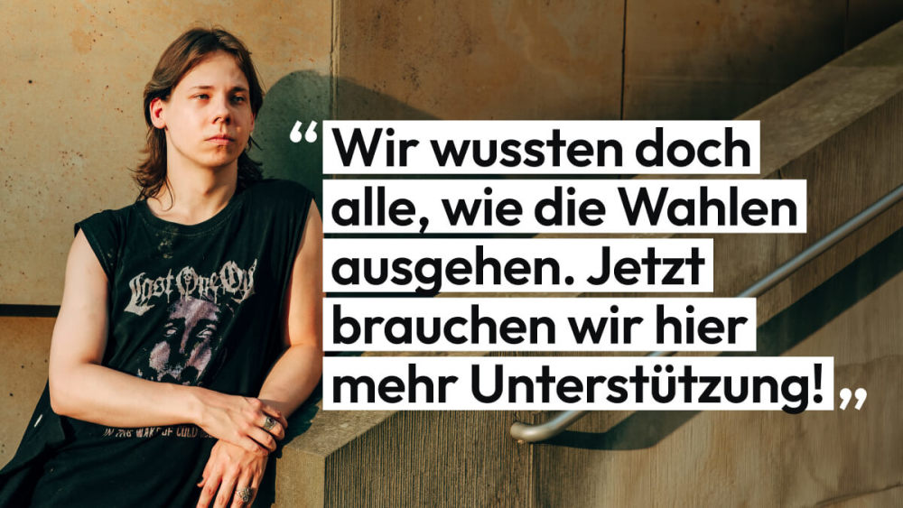 Kyo steht angelehnt an ein Treppengeländer. Er sagt: 