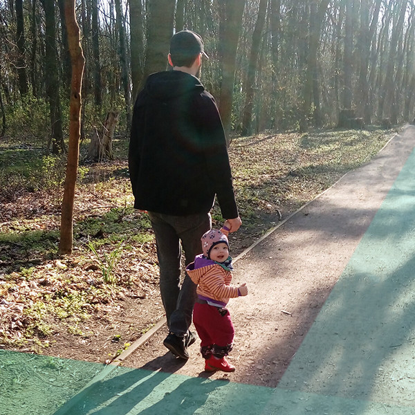 Lars mit den Kindern im Wald