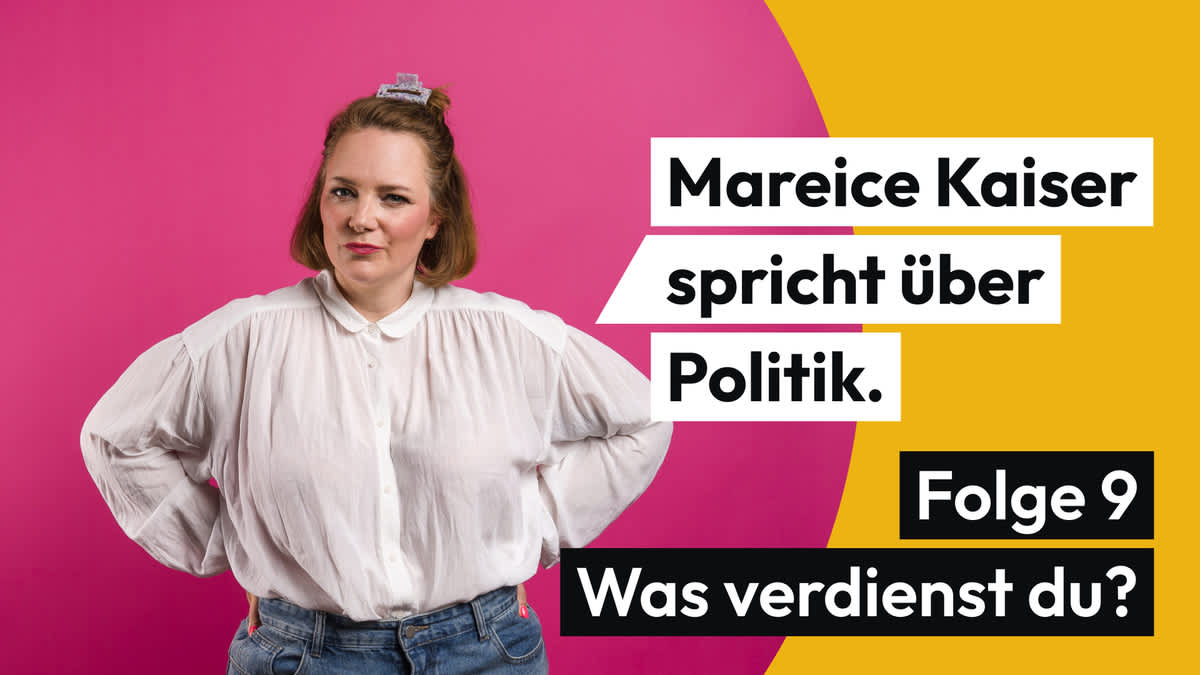 Autorin Mareice Kaiser vor pink-gelbem Hintergrund, die Hände in die Hüften gestemmt. Daneben der Schriftzug "Mareice Kaiser spricht über Politik. Folge 9. Was verdienst du?"