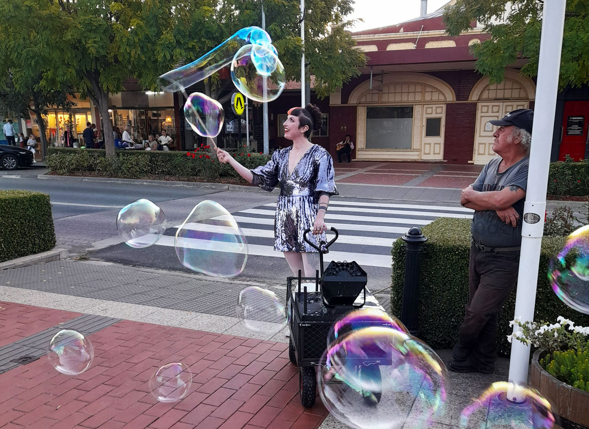 Roving-Bubble-Entertainer