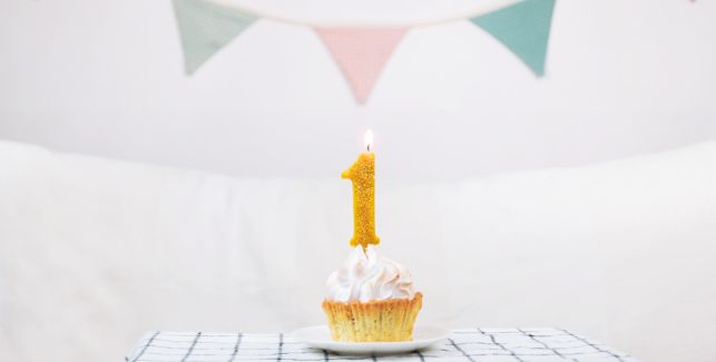 Cupcake con vela de cumpleaños de 1 año