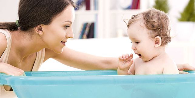 enfant dans sa baignoire en train de prendre son bain