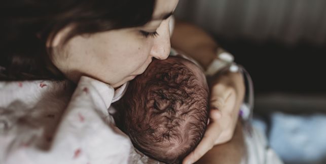 nouveau-né et sa maman après un accouchement naturel