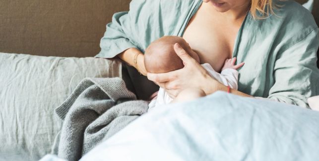 Femme qui allaite son bébé