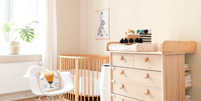 chambre de bébé avec lit bébé et commode à langer