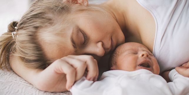 Mamma con bambino che piange