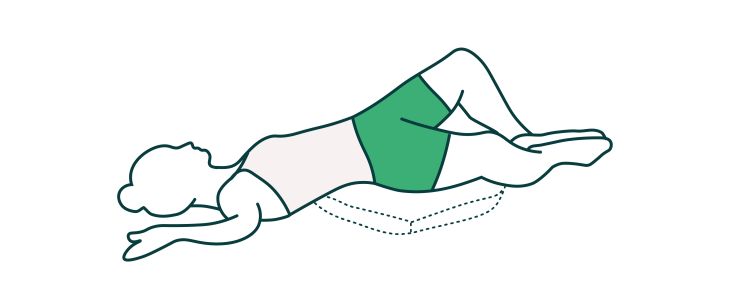 Illustration einer Entspannungsübung in Rückenlage mit gespreizten Beinen und Unterlagerung