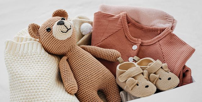 Cadeaux de naissance : ours en peluche, vêtements bébé, chausson bébé