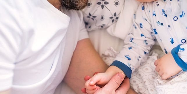 Papa couché à côté de son enfant pour l’aider à s’endormir