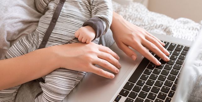 Femme tapant sur le clavier de son ordinateur