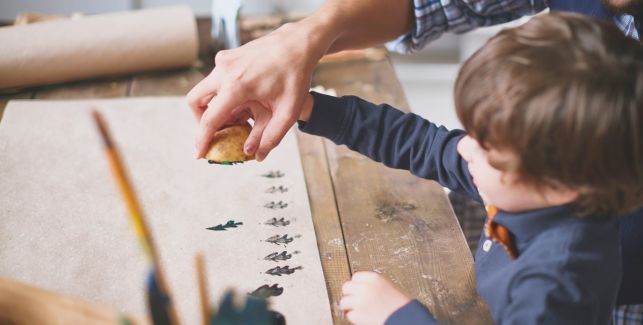 enfant réalisant un bricolage de noël