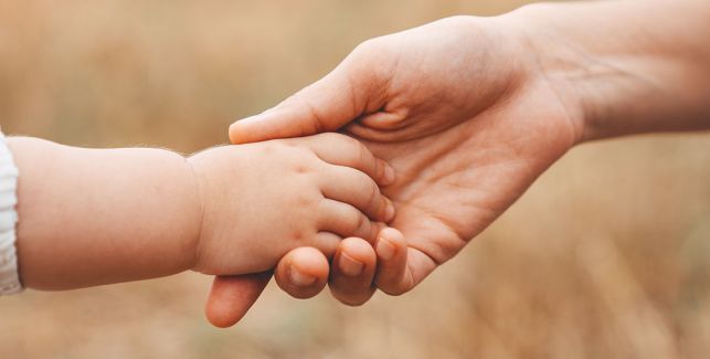 Maman et bébé qui se tiennent la main