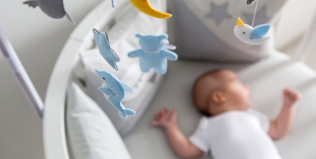 bébé endormi allongé dans son lit