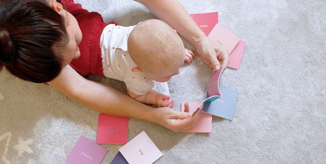 Mutter und Baby auf dem Boden betrachten Baby Signs Karten