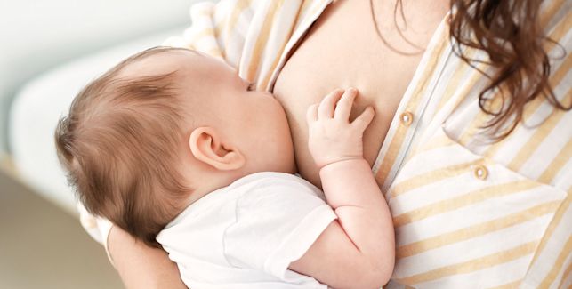 Maman en train d'allaiter son bébé 