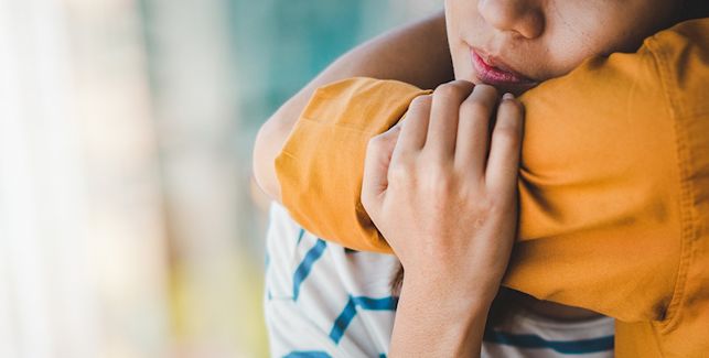 femme faisant un câlin à son compagnon