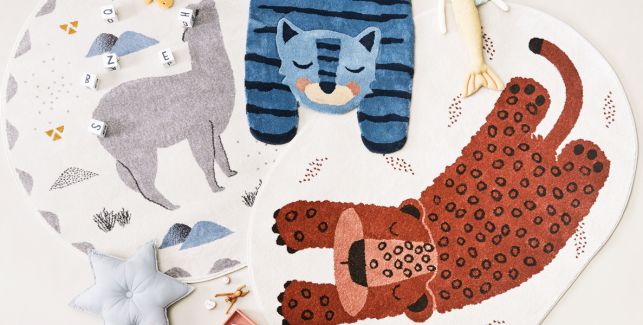 Kinderzimmer-Teppich mit bunten Tieren und Spielzeug
