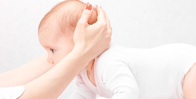 Plagiocefalia o “sindrome della testa piatta” può verificarsi per la posizione assunta nell’utero durante la gravidanza o per via della posizione supina assunta. Quali sono gli accorgimenti da prendere?