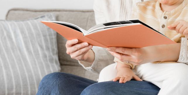 Adulte et enfant lisant un livre