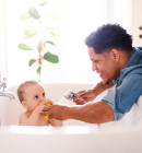 Comment mettre en place le bain libre avec bébé ?