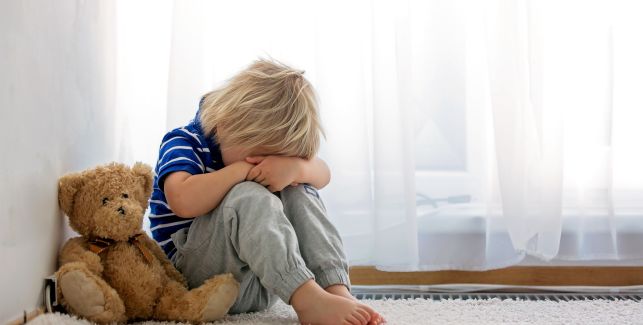 Niño pequeño llorando en el suelo