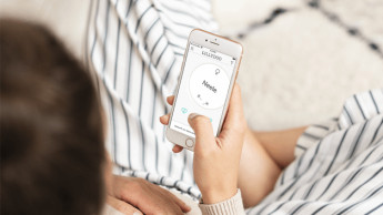 Schwangere Frau nutzt LILLYDOO-App auf dem Smartphone